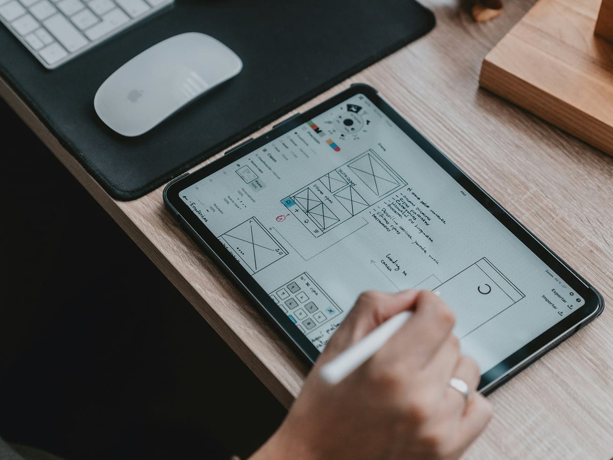 Écran Figma avec composants UI organisés en design system et tokens visibles