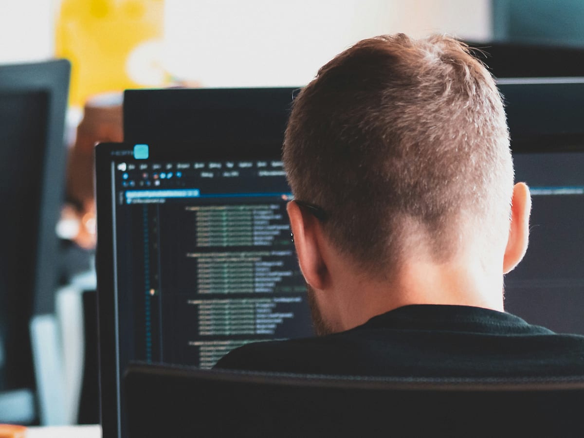 Écran d'éditeur de code avec fonction TypeScript et terminal de build CI