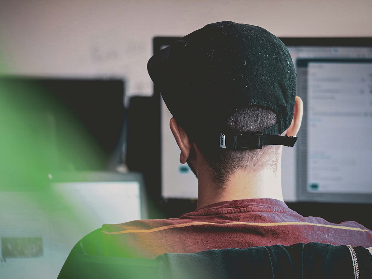 Terminal affichant un benchmark comparatif de modèles open-source avec scores et latences